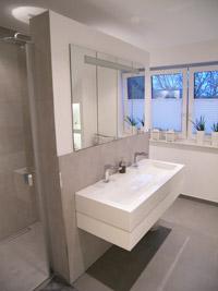 design-badezimmer-moderne-hochwertige-badmoebel-massivhaus